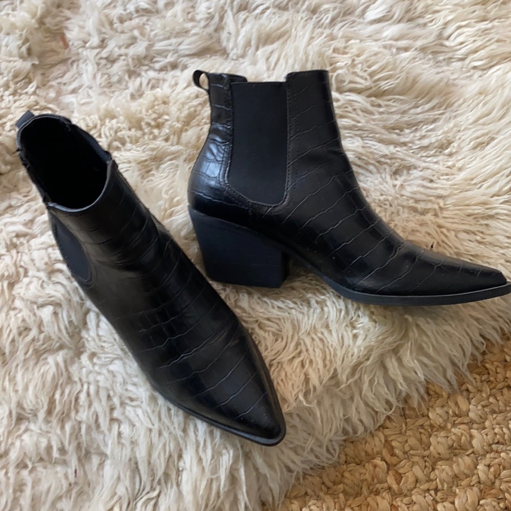 Black short western boot